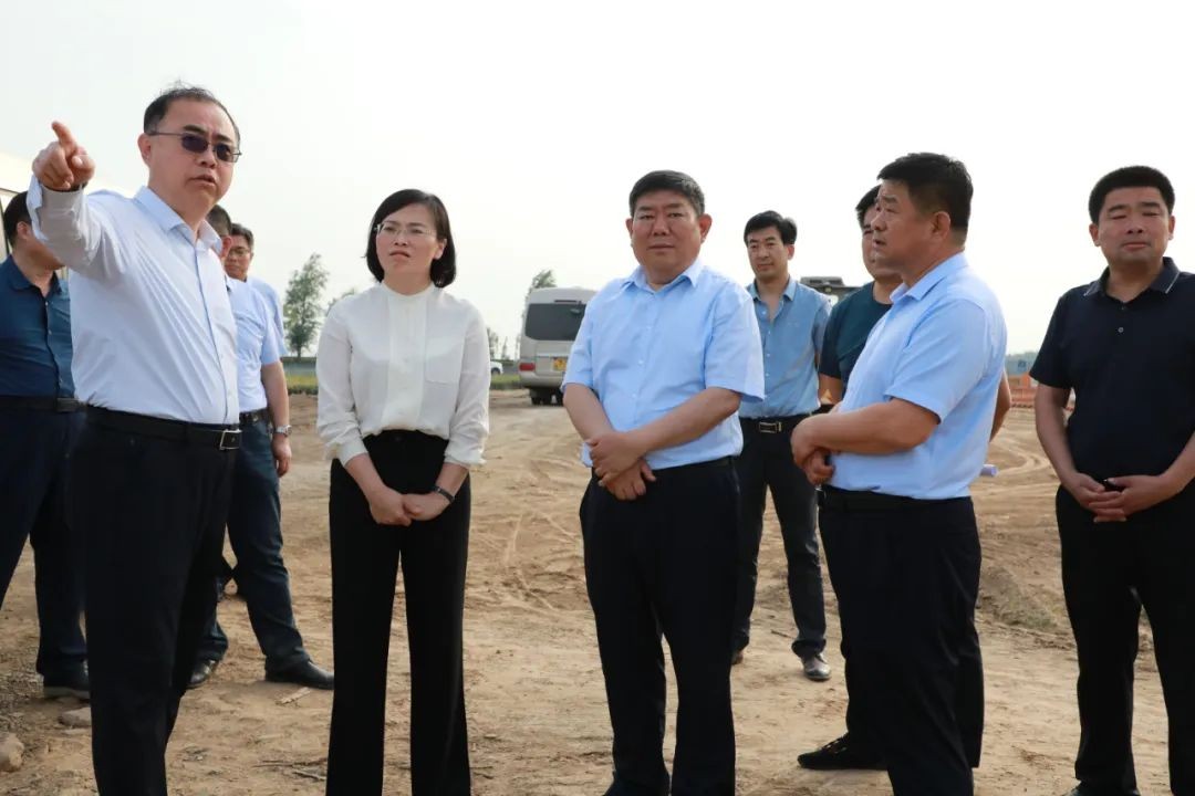 市委常委、副市長(zhǎng)、交通運(yùn)輸重點(diǎn)項(xiàng)目指揮部指揮長(zhǎng)樊廷雷到臨武高速現(xiàn)場(chǎng)調(diào)度工程建設(shè)工作