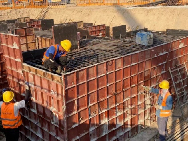 【奮斗正當(dāng)“夏”】戰(zhàn)高溫、斗酷暑 勞動(dòng)者堅(jiān)守崗位保進(jìn)度